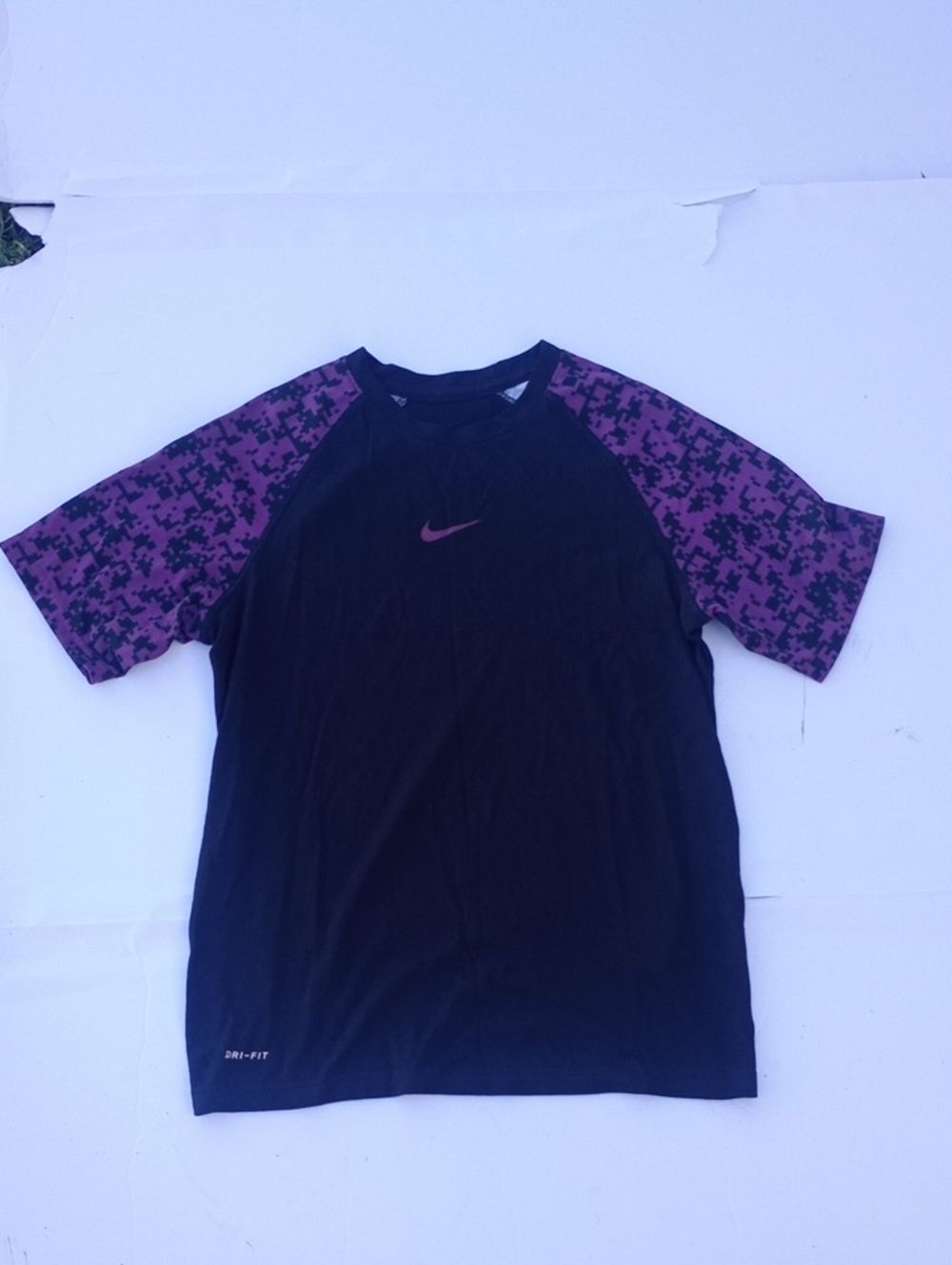 Nike Dri-Fit Large Girls Black Purple Digital Camo Short Sleeve Colorblock Shirt